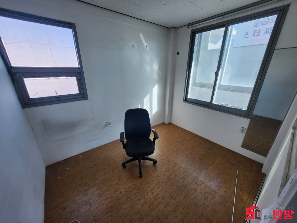 경남 진주시 칠암동 293-6 통창문으로 시원하게 빠져있고 내부 화장실 있는 상가 꿀 매물 월세 매물번호 17228 사진 4