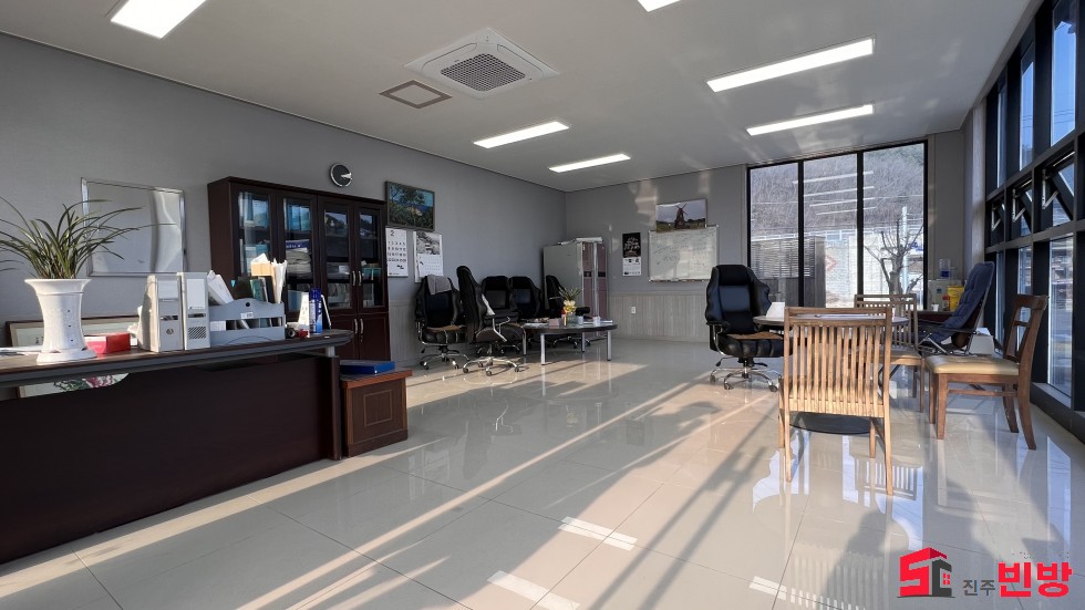경남 산청군 생비량면 진산로 2101-4 ♠대박사무실♠진주에서차량15분거리!사무실+원룸2개+투룸1개이런사무실보셨나요? 월세 매물번호 15593 사진 2