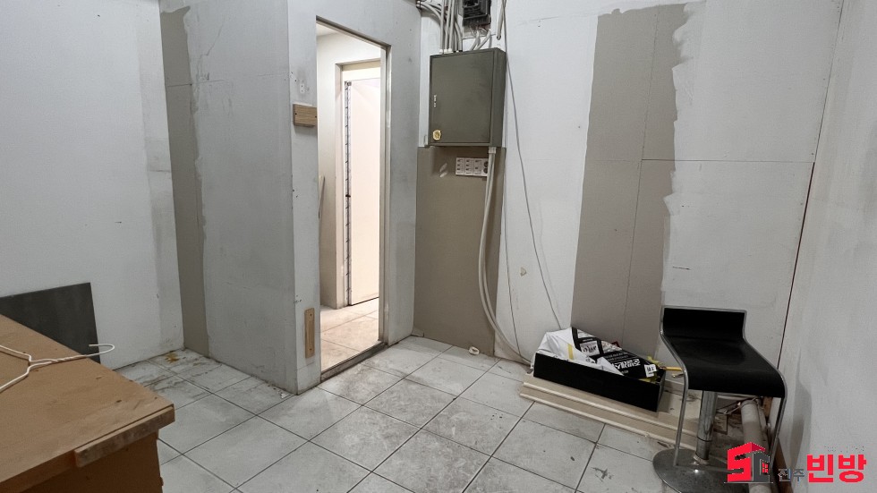 경남 진주시 신안동 581-3 ♠신안동상가♠법원부근대로변초강추상가! 월세 매물번호 15527 사진 3